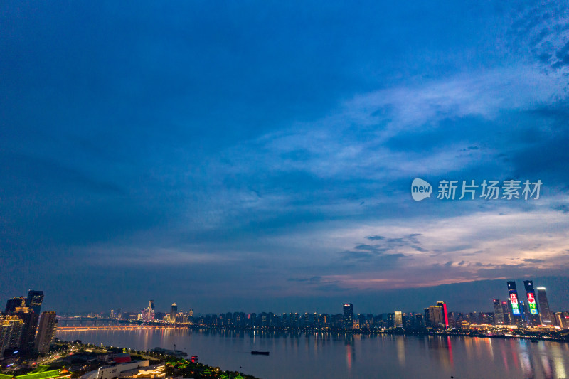 江西南昌夜幕降临夜景航拍图