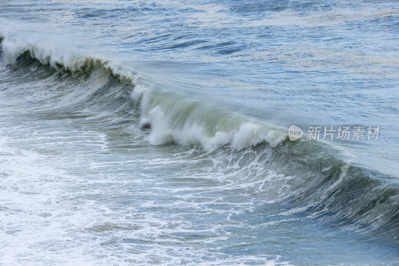 海浪翻滚