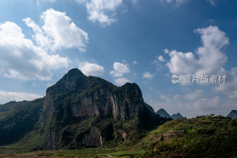 山脉 山峰 山峦 云雾缭绕的山峰