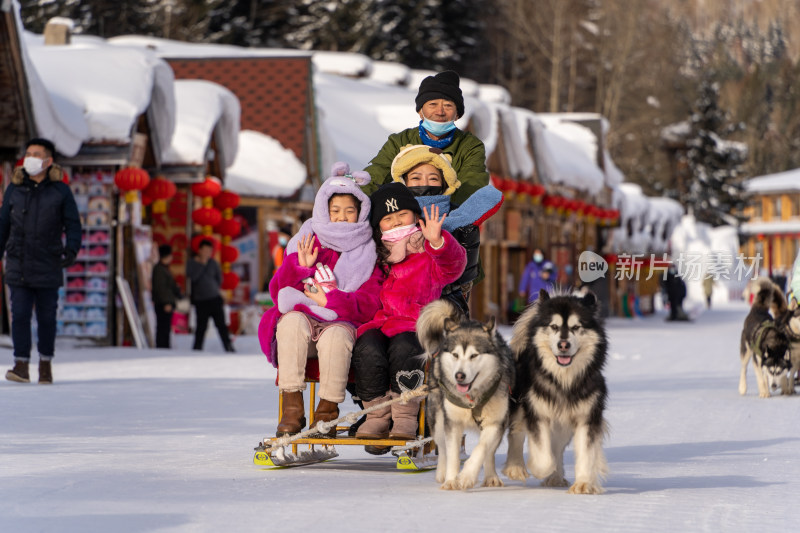 坐在雪橇上的一家人