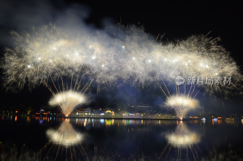 长沙浏阳烟花湖面夜景烟花绽放倒影