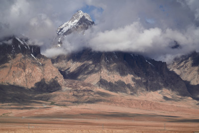 云雾缭绕的雪山