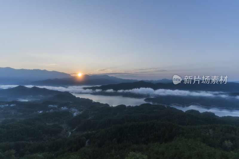 山间云雾缭绕的壮美自然风光全景