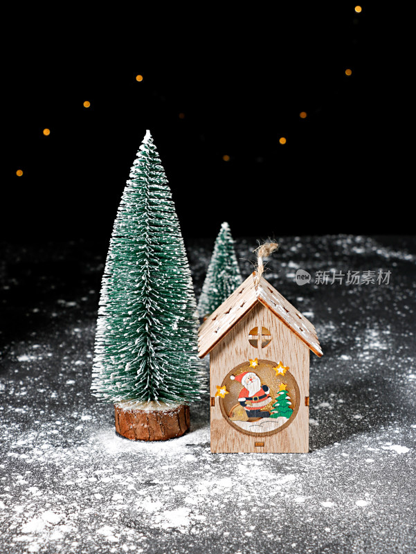下雪中的圣诞节小木屋和圣诞树