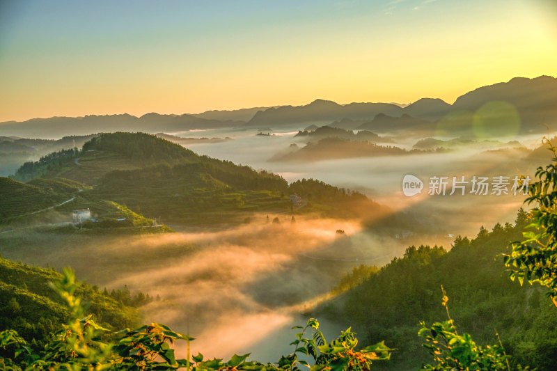 重庆酉阳：破晓时分的壮丽山河