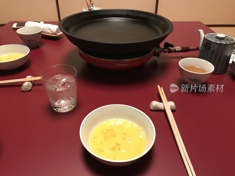 日式寿喜烧餐桌上的铁板锅及特色食物