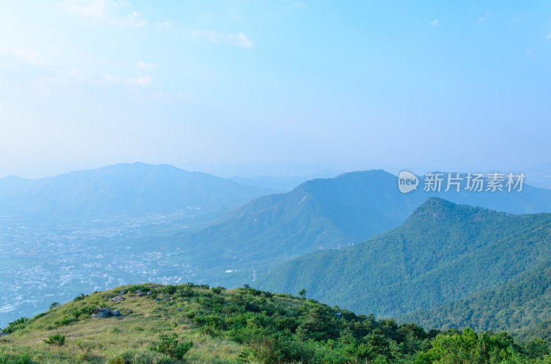 香港大帽山郊野公园山顶草地远山自然风光