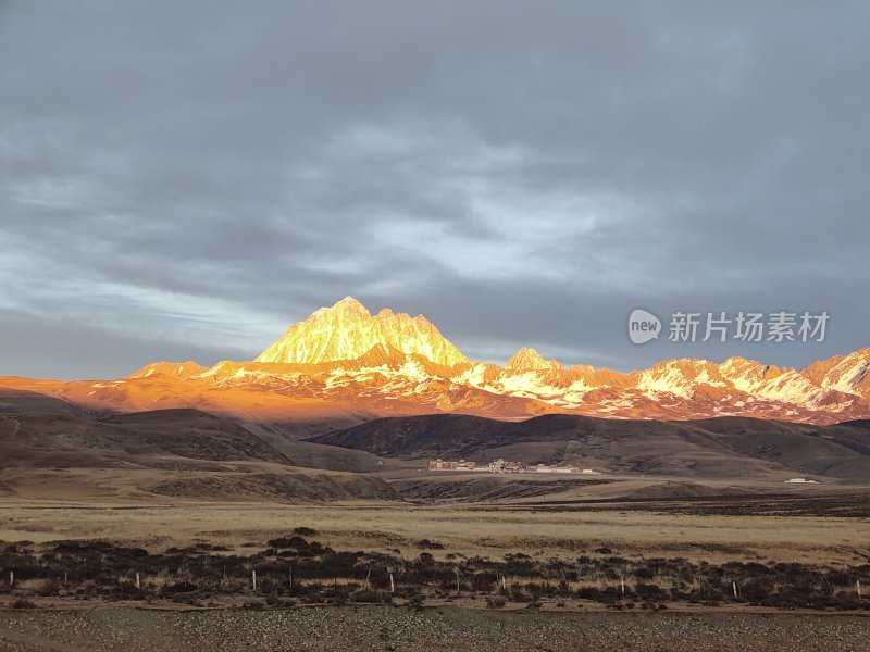 雅拉雪山日照金山