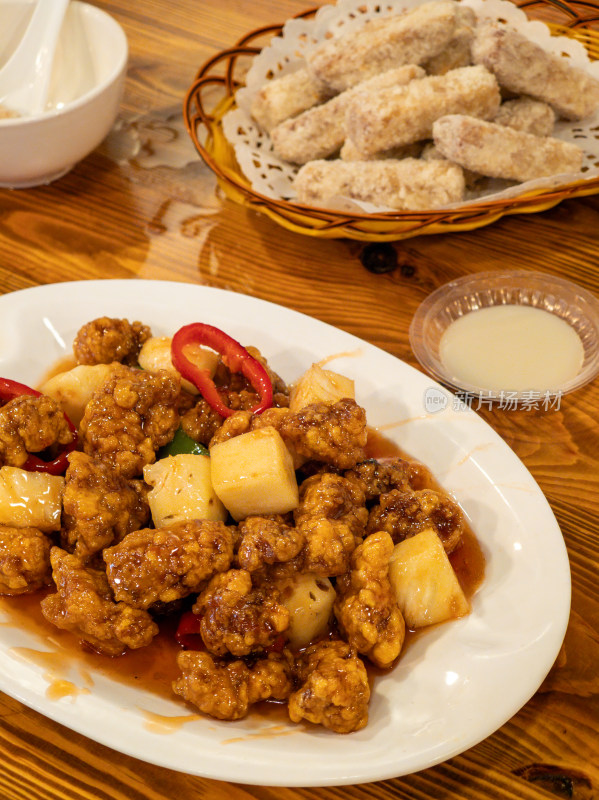 盛在瓷盘中的美味菠萝生炒骨