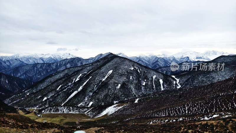 雪山连绵的壮阔景象