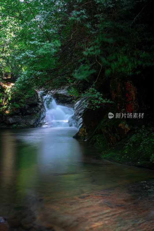 十八月潭溪流瀑布拉丝徒步赏心悦目