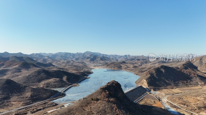 山间冰封湖泊全景，壮阔山脉环绕