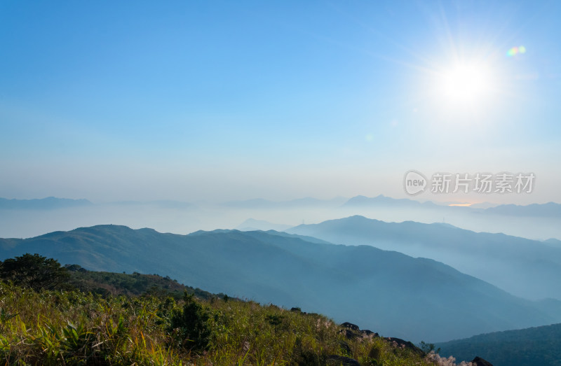 香港大帽山清晨日出阳光与连绵群山云雾