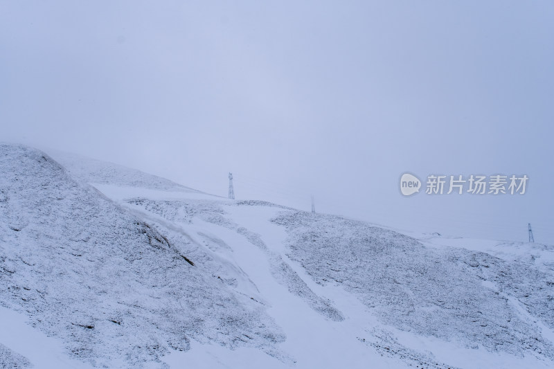 雪中新疆218国道两侧风光