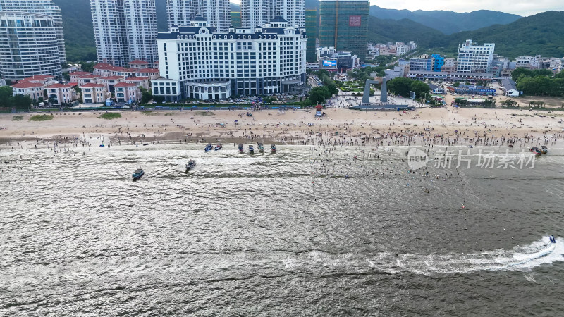 航拍海浪拍打沙滩沙滩游泳游客