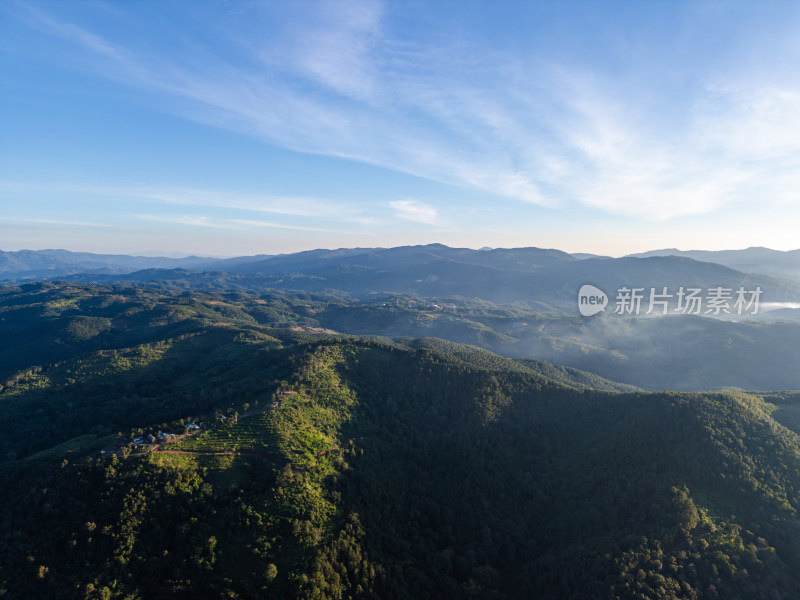 航拍蓝天白云下山峦叠翠的自然风光