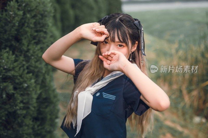 在户外穿着深蓝色JK制服的少女