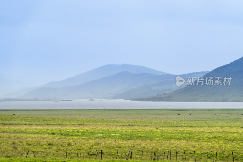 若尔盖草原与远处层峦起伏的山川河流