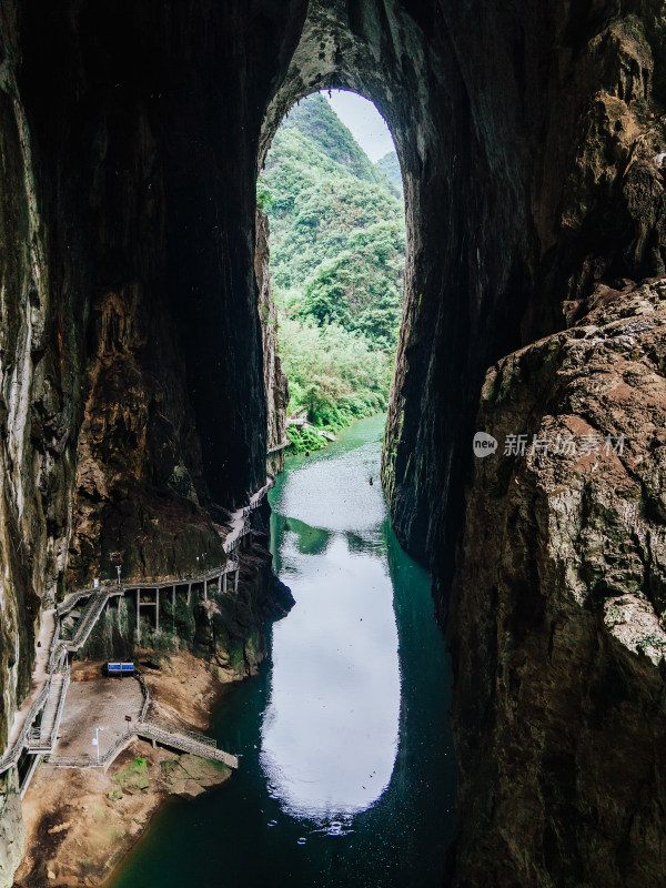 安顺格凸河风景区燕子洞穿上洞