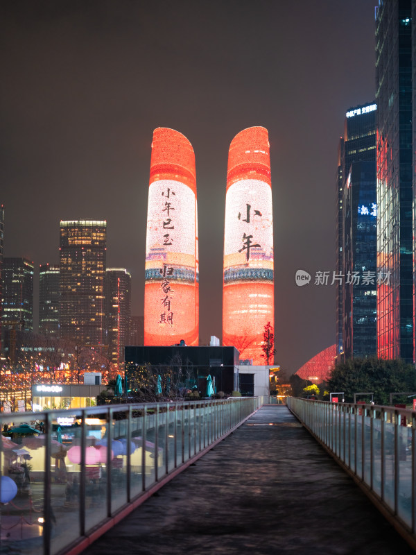 四川成都地标建筑双子塔小年夜亮灯灯光秀