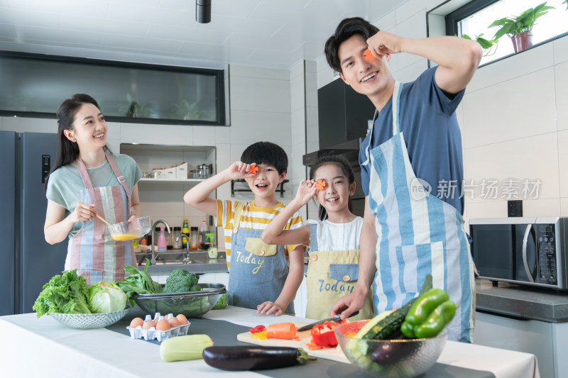 年轻父母教孩子学做饭