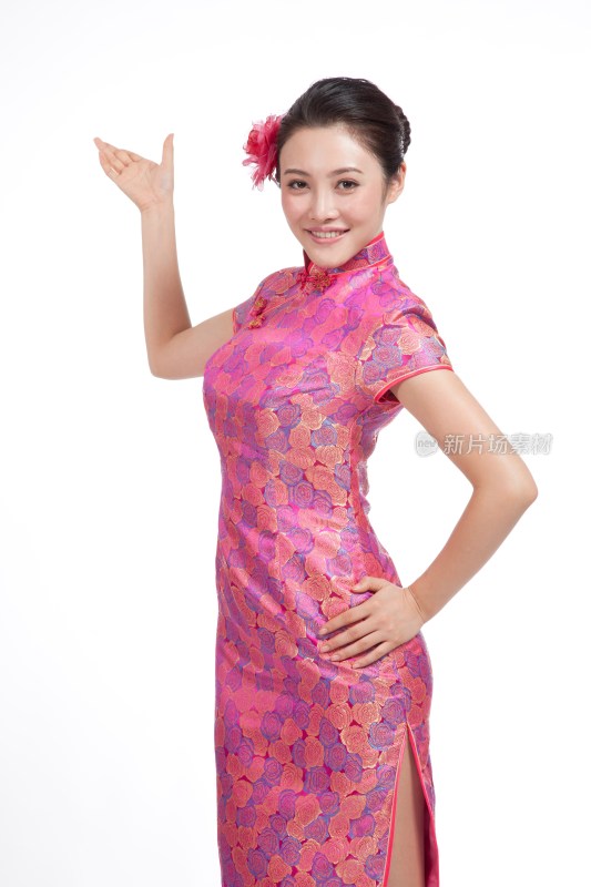 棚拍身穿中国传统服装的年轻女人