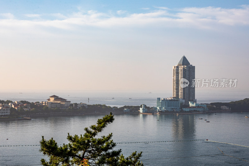 山东青岛小鱼山红瓦绿树碧海蓝天城市景观