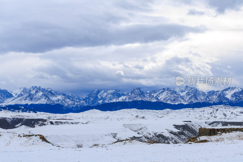 航拍新疆冬季安集海大峡谷雪景雪山山脉河流