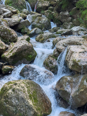 山谷中的小溪流水