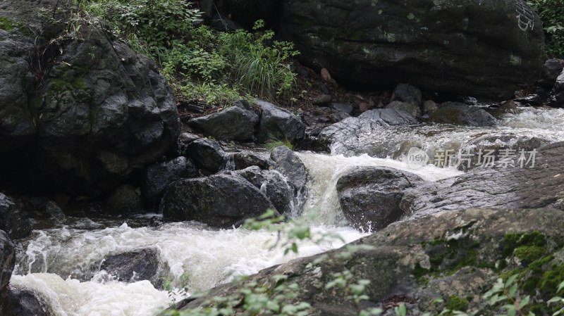 山间溪流与岩石景观