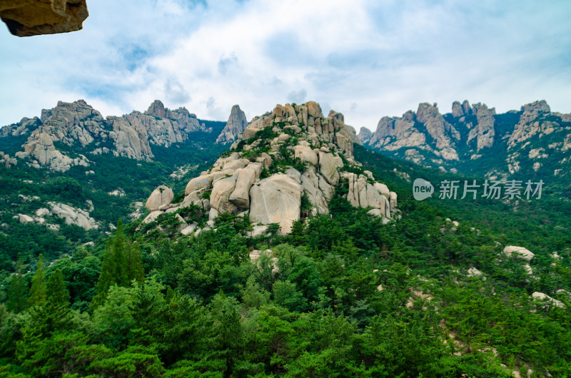 中国青岛崂山景区，山势雄伟