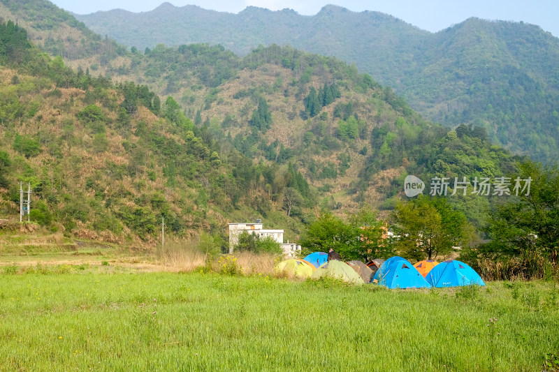 山间草地多彩帐篷户外露营景象