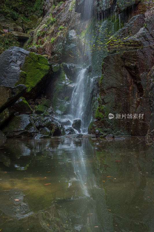 莫干山溪流瀑布风景