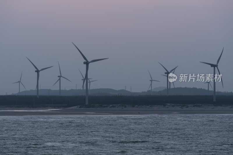 海上日落时分的风力发电场景象