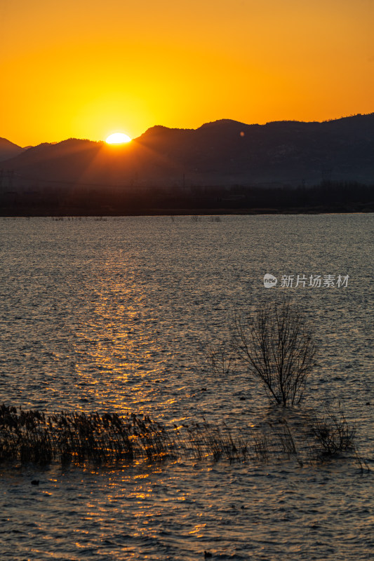 山东济宁邹城孟子湖黄昏日落景观