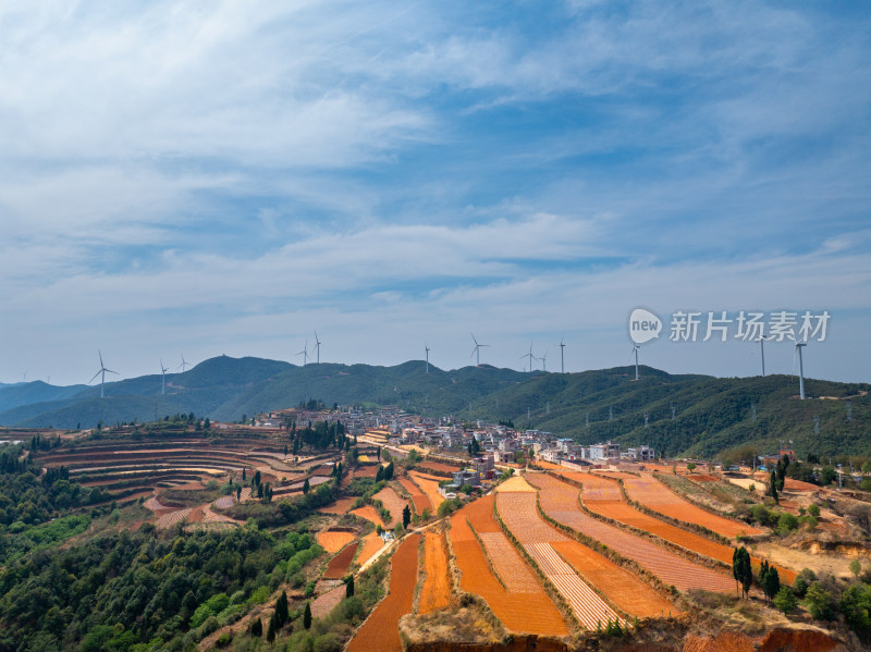 山间梯田与风力发电机的美丽风景