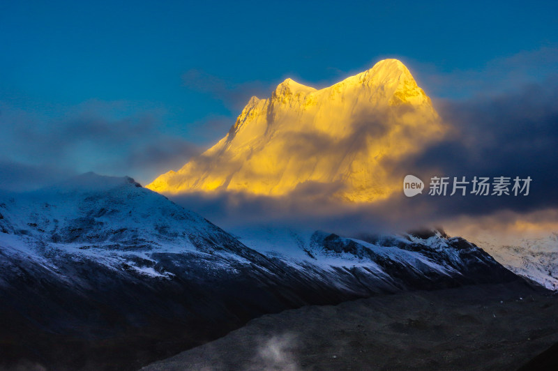 库拉岗日雪山日照金山