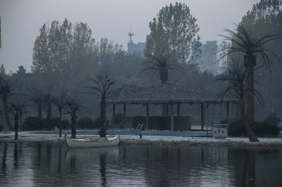 湖边茅草亭与小船风景