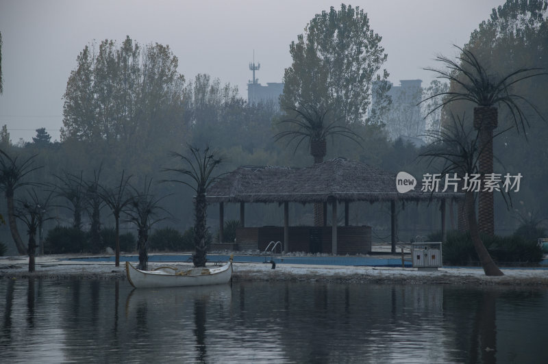 湖边茅草亭与小船风景