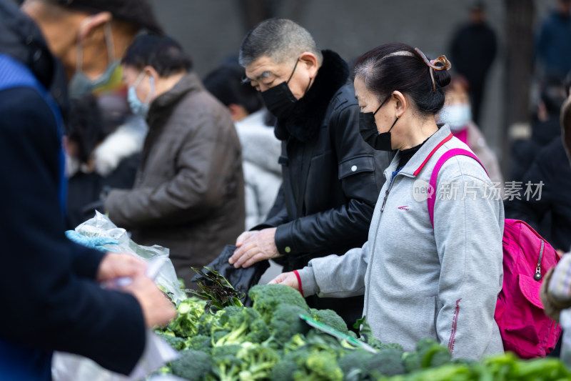 早市买菜卖菜的人们