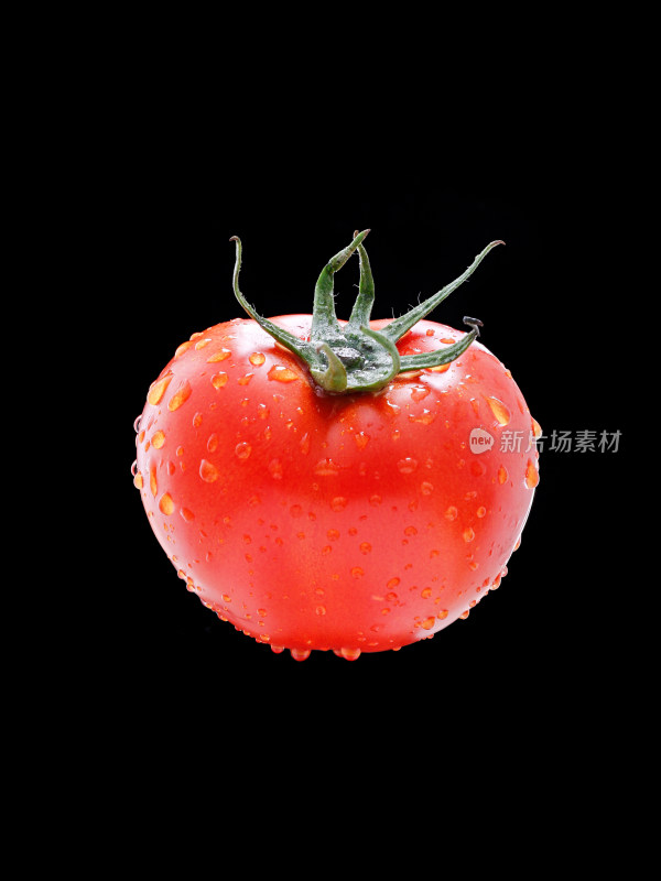 黑色背景上，一个红色番茄西红柿的特写