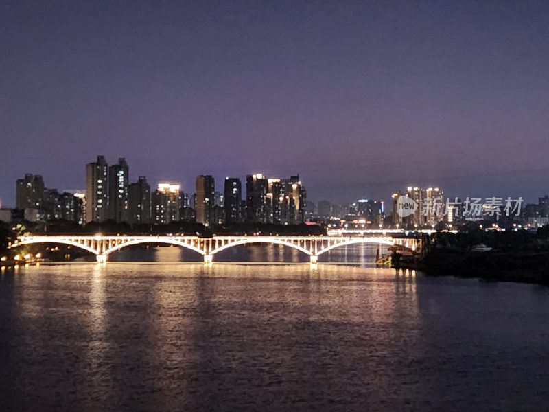 夜晚河畔桥梁与城市夜景