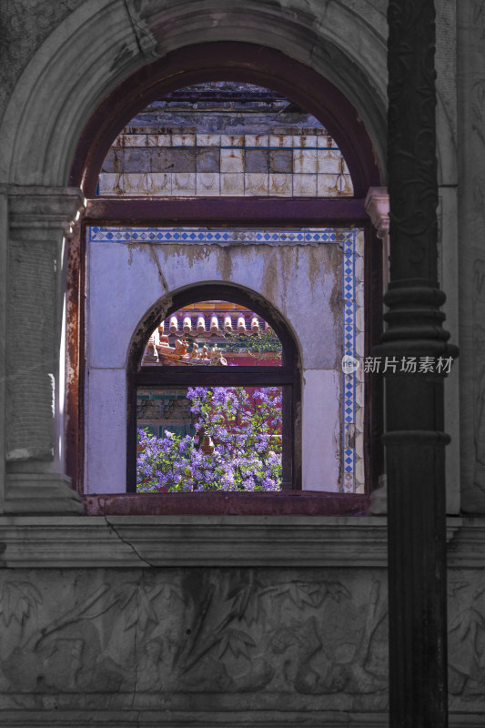 故宫延禧宫中式古建筑窗景及繁花