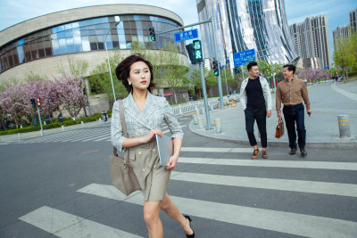 赶时间过马路的青年女人