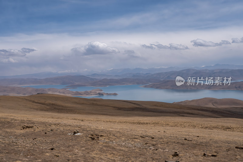 西藏山南羊卓雍措圣湖神湖蓝色藏地圣湖雪山