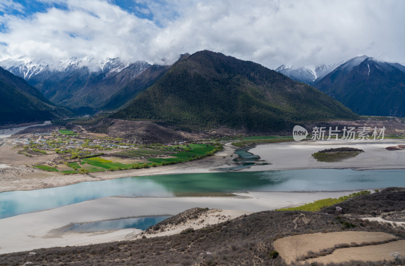 西藏林芝派镇雅鲁藏布江风景