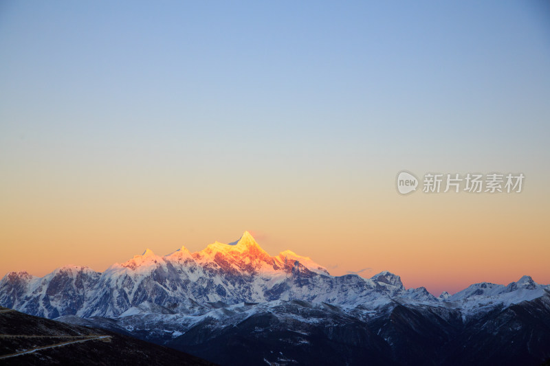 西藏林芝雪景南迦巴瓦峰日照金山雪山夕阳