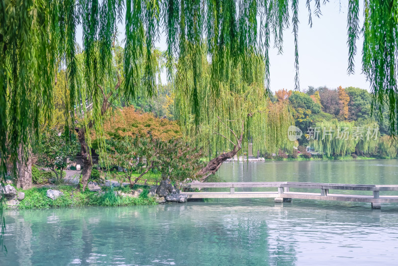 晴朗的午后，扬州瘦西湖江南园林风景