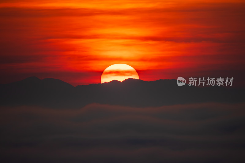 日出时分山间云海与红日