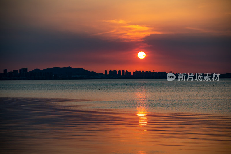 山东烟台金沙滩景区海上日落晚霞景观